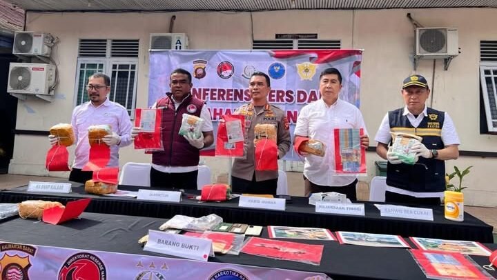 Jajaran Ditresnarkoba Polda Kalbar bersama instansi terkait menunjukkan barang bukti sabu seberat 8 kilogram lebih hasil pengungkapan jaringan narkotika internasional asal Malaysia di Kabupaten Sanggau.