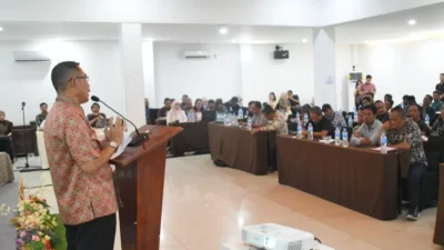 Sekretaris Daerah Kayong Utara, Erwin Sudrajat, saat menghadiri Konsultasi Publik Rencana Studi Amdal Kawasan Industri Pulau Penebang di Sukadana.