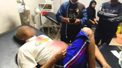 Jafri M. Tahir, korban pembacokan di Kubu Raya, saat mendapatkan perawatan medis usai kejadian. Foto: HO/Faktakalbar.id