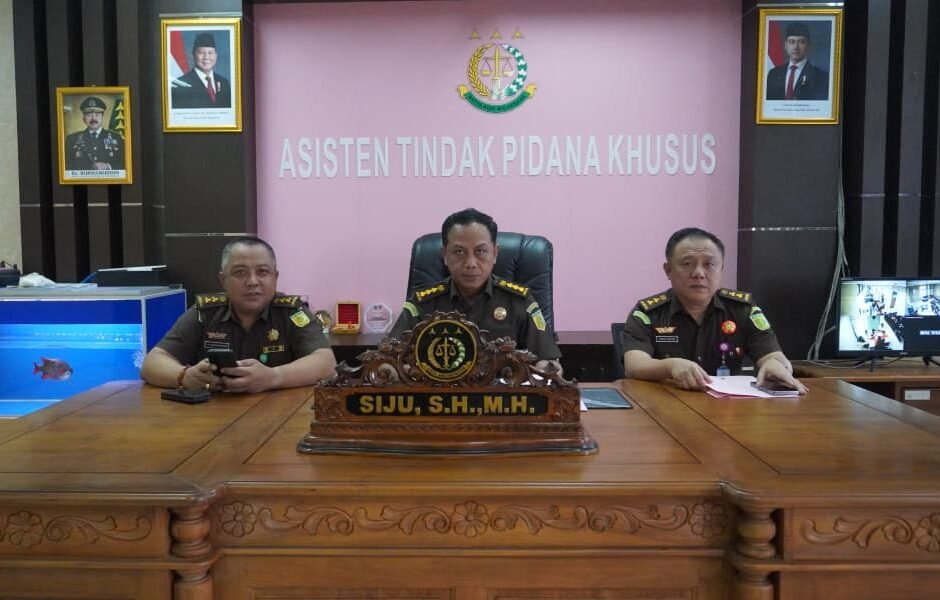 " Asisten Tindak Pidana Khusus Kejati Kalbar, Siju, memberikan keterangan pers mengenai penahanan dua tersangka kasus dugaan korupsi dana hibah pembangunan Gereja GKE Petra Sintang. (Dok. KAJATI KALBAR)"