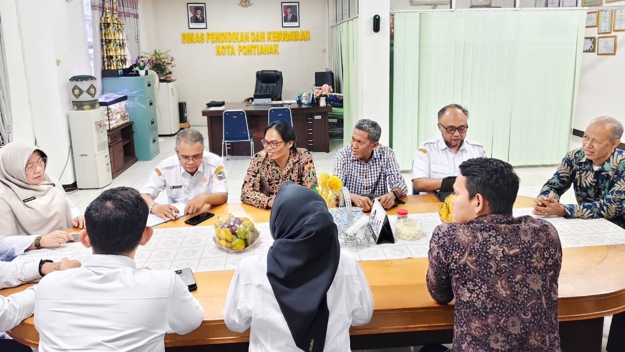 Komisioner KPID Banten berdiskusi dengan jajaran KPID Kalbar dan Dinas Pendidikan Kota Pontianak saat studi tiru ke Edukasi TV, Rabu (24/9/2025). Foto: HO/Faktakalbar.id