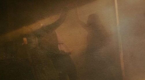 "Sedang overthinking saat hujan? Cobalah dengarkan 5 rekomendasi lagu Hindia ini untuk menenangkan pikiran dan merenung dengan damai."