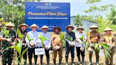 Kepala Lapas Kelas IIB Ketapang, Jonson Manurung, didampingi jajaran Forkopimda Ketapang, berpartisipasi dalam kegiatan penanaman 1.000 pohon kelapa secara serentak.