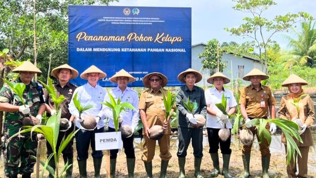 Kepala Lapas Kelas IIB Ketapang, Jonson Manurung, didampingi jajaran Forkopimda Ketapang, berpartisipasi dalam kegiatan penanaman 1.000 pohon kelapa secara serentak.