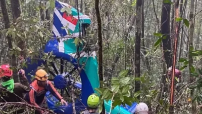 Bangkai helikopter yang hangus terbakar dan puing-puing di kawasan hutan Gunung Belumutan, Tanah Bumbu, Kalimantan Selatan.