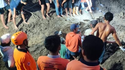 Tim gabungan mengevakuasi korban tertimbun longsor di Kabupaten Demak, Jawa Tengah pada Kamis (25/9/2025). Sumber Foto: BPBD Kabupaten Demak.