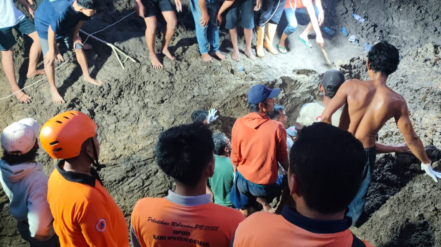 Tim gabungan mengevakuasi korban tertimbun longsor di Kabupaten Demak, Jawa Tengah pada Kamis (25/9/2025). Sumber Foto: BPBD Kabupaten Demak.