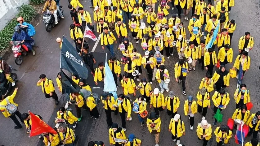 Ratusan mahasiswa melakukan aksi unjuk rasa di depan Gedung DPR/MPR RI untuk menagih janji pemerintah dan mengecam pernyataan Menteri Keuangan Purbaya Yudhi Sadewa terkait tuntutan rakyat.