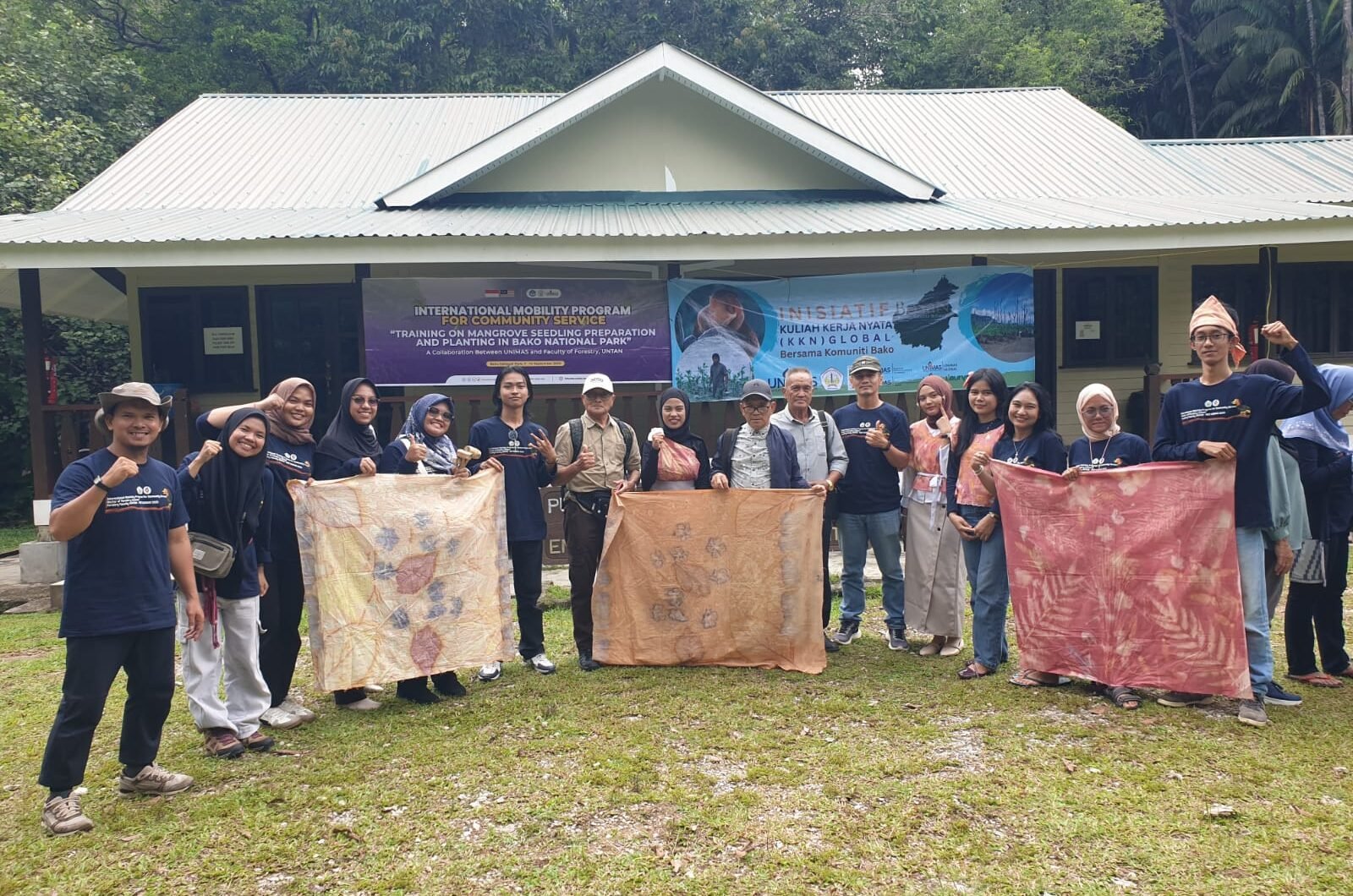 "Mahasiswa S2 UNTAN berkolaborasi dengan masyarakat Sarawak melalui KKN Global. Mereka kenalkan ecoprint, inovasi hijau yang ramah lingkungan dan memberdayakan ekonomi lokal. (Dok. DN/Faktakalbar.id)"