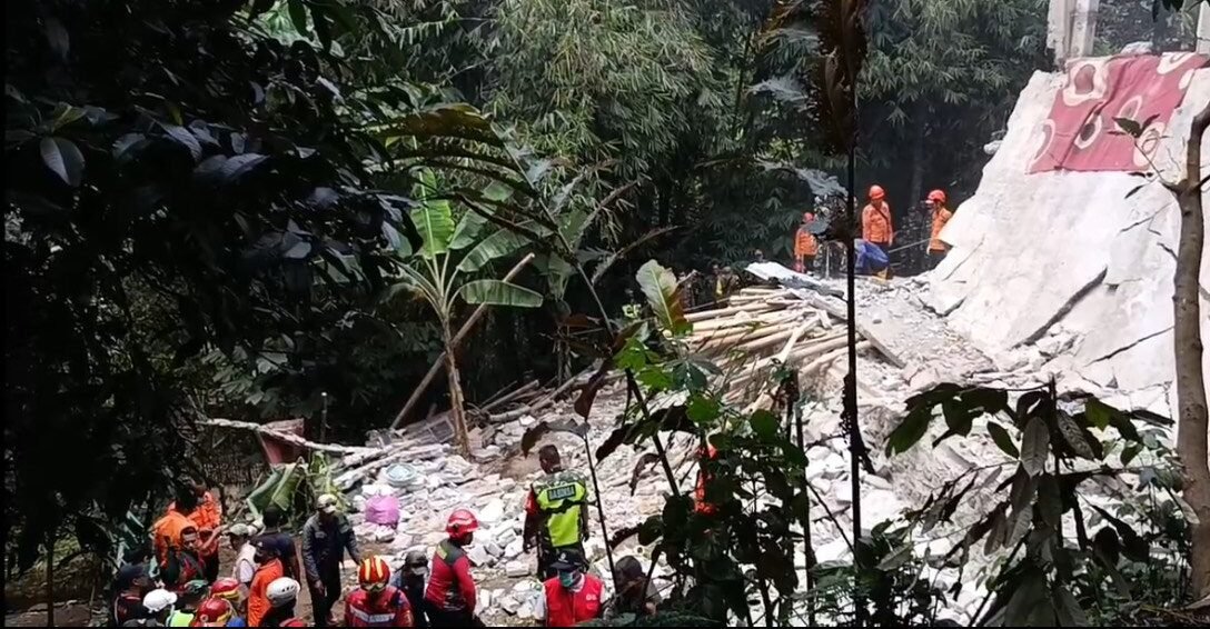 Petugas BPBD dan tim penyelamat lainnya mengevakuasi korban luka dan meninggal dari reruntuhan bangunan majelis taklim di Ciomas, Bogor, yang ambruk saat acara Maulid Nabi.