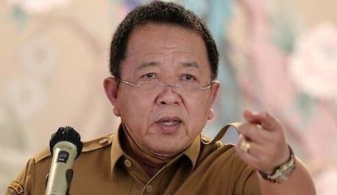 "Mantan Gubernur Lampung, Arinal Djunaidi, diperiksa Kejati Lampung terkait kasus dugaan korupsi dana participating interest (PI) 10% senilai Rp271 miliar. Rumah pribadi Arinal juga digeledah dan sejumlah aset disita. (Dok. Media Fakta News)"