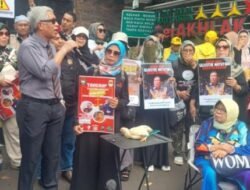 Desak Penangkapan Silfester Matutina, Massa Aksi Bawa Ayam Sayur di Kejagung