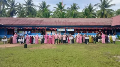 Ratusan pelajar SDN 09 Mempawah Hilir berjalan kaki sambil membawa berbagai atribut saat mengikuti pawai takruf untuk memperingati Maulid Nabi Muhammad SAW. (Dok. Ist)