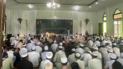 "Peringatan Maulid Nabi Muhammad SAW di Pondok Pesantren Raudlatul Muhibbin, Pontianak, berlangsung khidmat dengan tausiah dan doa bersama, menumbuhkan kecintaan kepada Rasulullah. (Dok. Faktakalbar.id)"