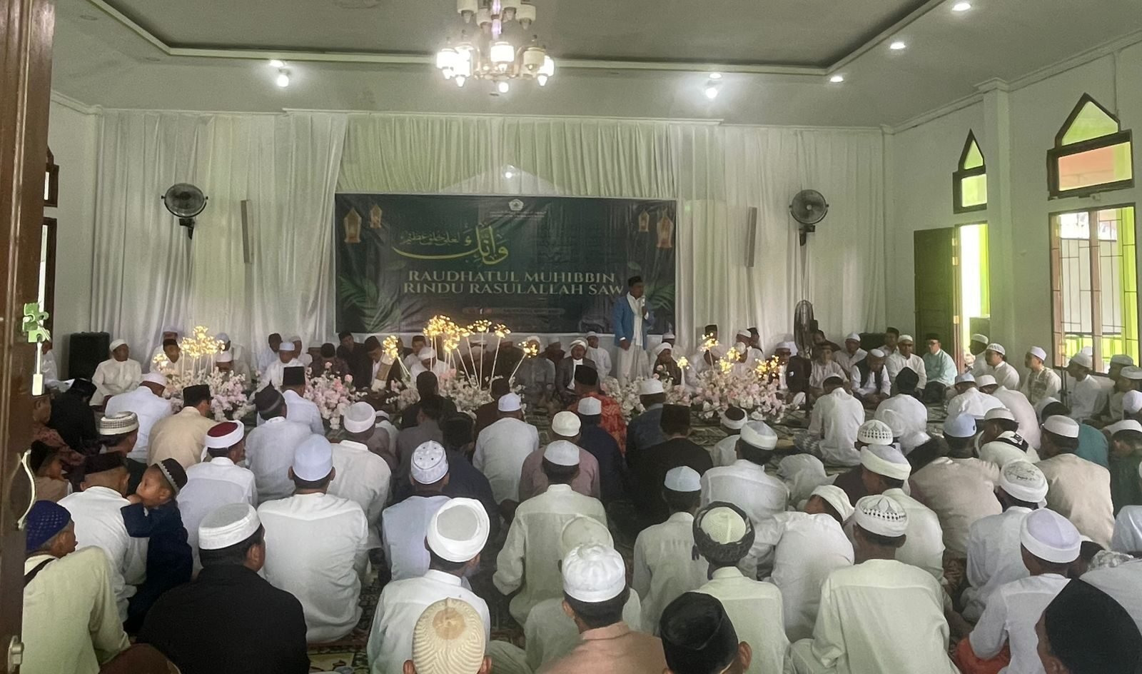 "Peringatan Maulid Nabi Muhammad SAW di Pondok Pesantren Raudlatul Muhibbin, Pontianak, berlangsung khidmat dengan tausiah dan doa bersama, menumbuhkan kecintaan kepada Rasulullah. (Dok. Faktakalbar.id)"