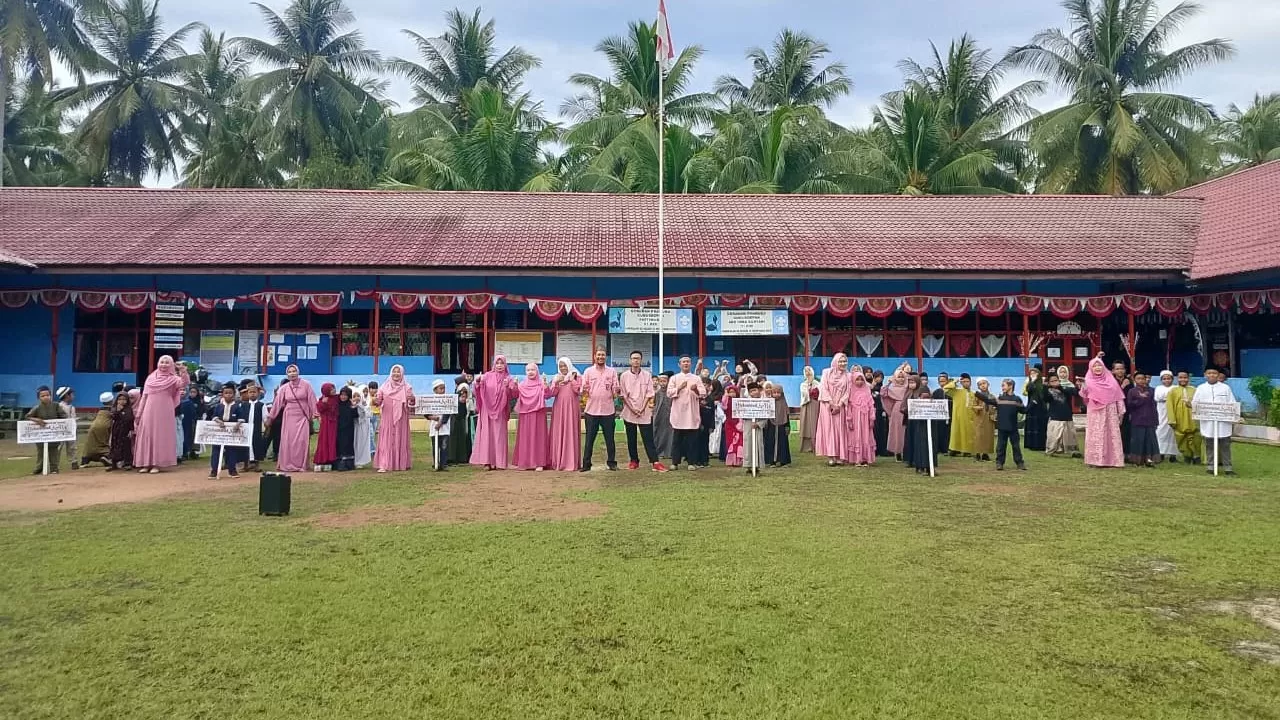 Ratusan pelajar SDN 09 Mempawah Hilir berjalan kaki sambil membawa berbagai atribut saat mengikuti pawai takruf untuk memperingati Maulid Nabi Muhammad SAW. (Dok. Ist)