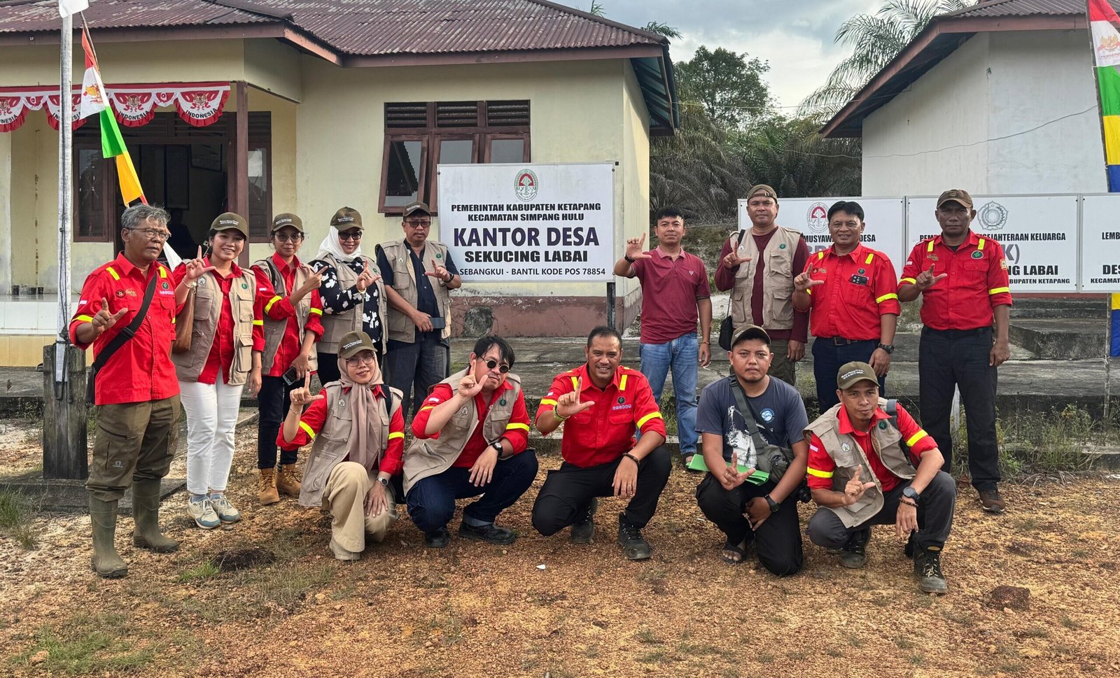 "Kepala Desa Sekucing Labai, Martinus Asen, mengungkap dampak positif dari program CSR, penyerapan tenaga kerja, dan pembangunan infrastruktur perusahaan. (Dok. Faktakalbar.id)"