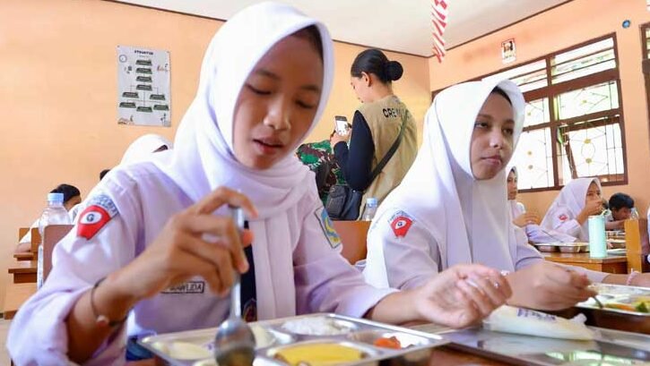 "Anggaran Badan Gizi Nasional (BGN) meningkat tiga kali lipat menjadi Rp268 triliun dalam RAPBN 2026. Peningkatan ini akan mendukung perluasan program MBG."