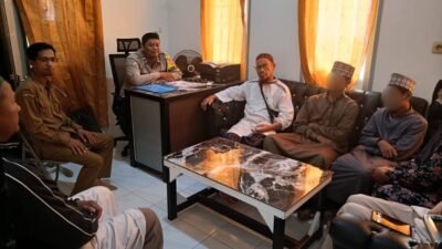 Polisi, pengurus pondok pesantren, dan orang tua santri melakukan mediasi di Kantor Desa Punggur Kecil untuk menyelesaikan kasus perkelahian antarsantri secara kekeluargaan.