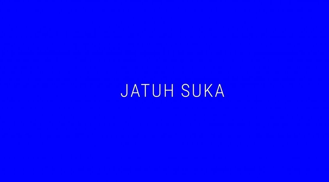 "Bedah makna mendalam di balik lagu "Jatuh Suka" Tulus. Pahami empat pesan utama tentang perasaan jatuh cinta yang tulus, alami, dan penuh harapan."