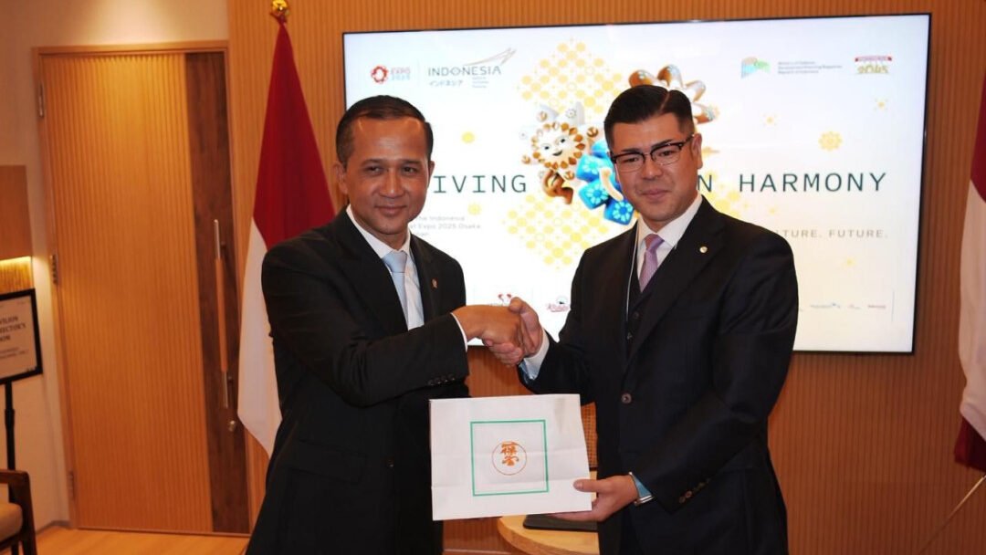 Menteri Transmigrasi Iftitah Sulaiman Suryanagara saat menandatangani nota kesepahaman kerja sama dengan Asosiasi Penyelenggara Pemagangan Luar Negeri (AP2LN) di Osaka, Jepang, untuk membuka peluang kerja dan magang bagi para transmigran Indonesia.