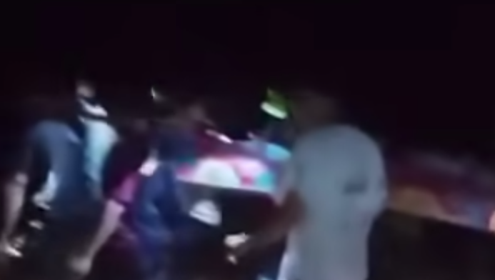 "Viral di media sosial, warga Sintang terpaksa menandu jenazah sejauh 5 km akibat jalan rusak parah. Sebuah pesan disampaikan kepada Prabowo."