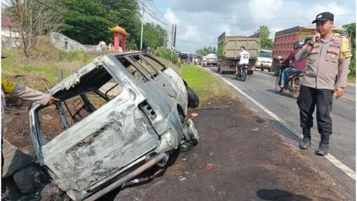 Pihak kepolisian sedang melakukan olah TKP (Tempat Kejadian Perkara) untuk menyelidiki penyebab terbakarnya mobil di Jalan Raya Sosok–Bodok.