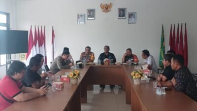 Suasana musyawarah antara Camat Cijeruk, Kapolsek, Danramil, Kepala Desa, dan perwakilan petani penggarap HPPMI di aula kantor Kecamatan Cijeruk, untuk mencari solusi pasca-demonstrasi terkait sengketa lahan.