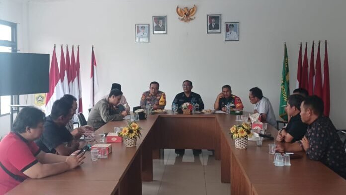 Suasana musyawarah antara Camat Cijeruk, Kapolsek, Danramil, Kepala Desa, dan perwakilan petani penggarap HPPMI di aula kantor Kecamatan Cijeruk, untuk mencari solusi pasca-demonstrasi terkait sengketa lahan.