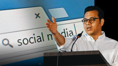 Wakil Menteri Komunikasi dan Digital, Nezar Patria, sedang menyampaikan keterangan pers dengan memegang mikrofon di dalam Gedung Magister Manajemen Fakultas Ekonomika dan Bisnis UGM. (Dok. Ist)