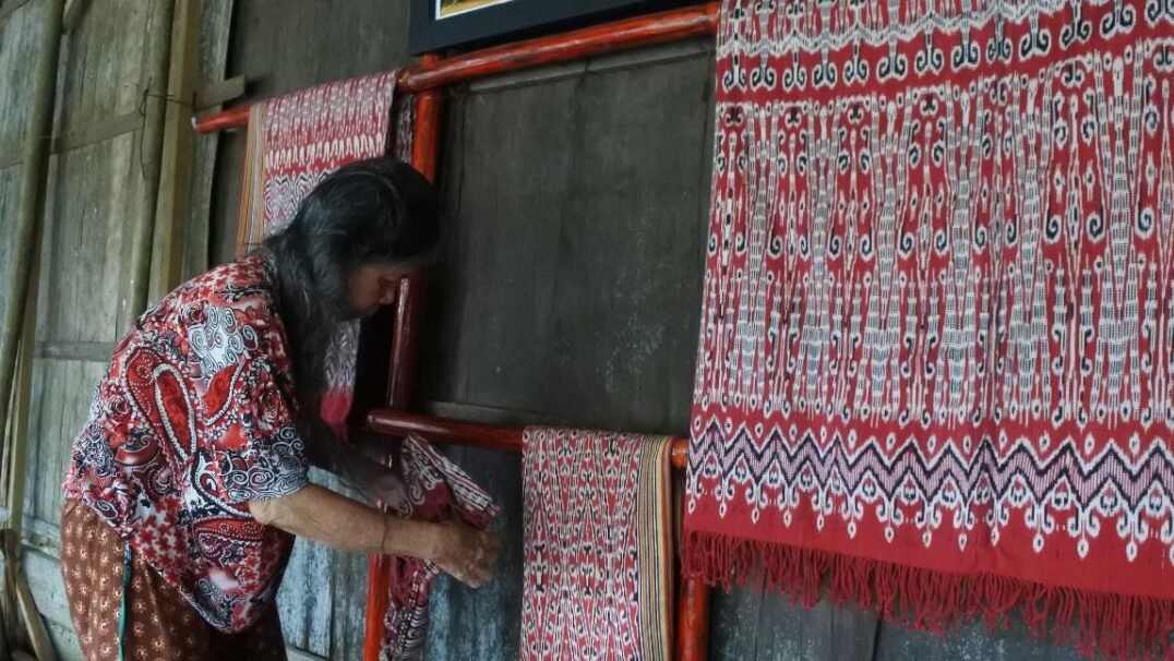 "Temukan rekomendasi oleh-oleh khas Pontianak yang wajib kamu bawa pulang, mulai dari lempok durian yang ikonik hingga corak kain tenun Dayak."