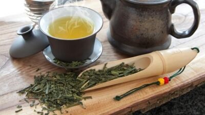 "Bosan dengan kopi? Temukan 9 minuman pengganti kopi yang efektif untuk melawan kantuk. Dari teh, jus, hingga minuman herbal, dapatkan energi tanpa efek samping kafein berlebih."