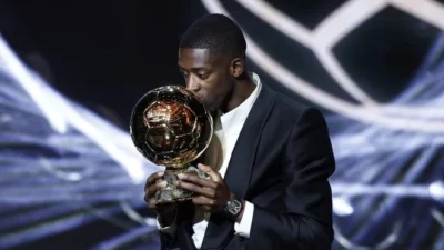 Bintang Paris Saint-Germain, Ousmane Dembele, berpose dengan trofi Ballon d'Or 2025 setelah dinobatkan sebagai pemain terbaik dunia.