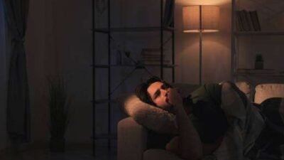 "Mengalami overthinking di malam hari? Temukan tips ampuh untuk menenangkan pikiran, mengatasi kecemasan, dan mendapatkan tidur nyenyak."