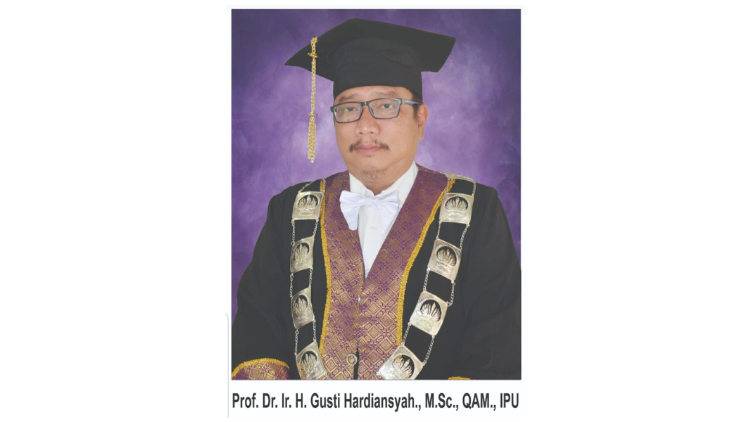 Potret Gusti Hardiansyah, Ketua ICMI Orwil Kalbar, yang sedang menjelaskan materi tentang pentingnya shalat dan shalawat dalam Islam. (Dok. Faktakalbar.id)