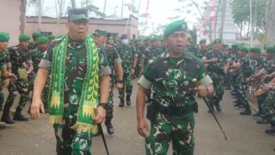 Pangdam XII/Tanjungpura, Mayjen TNI Jamallulael, memberikan arahan kepada para prajurit dalam kunjungan kerja di Batalyon Infanteri TP 832/Pawan Asasta, Ketapang.