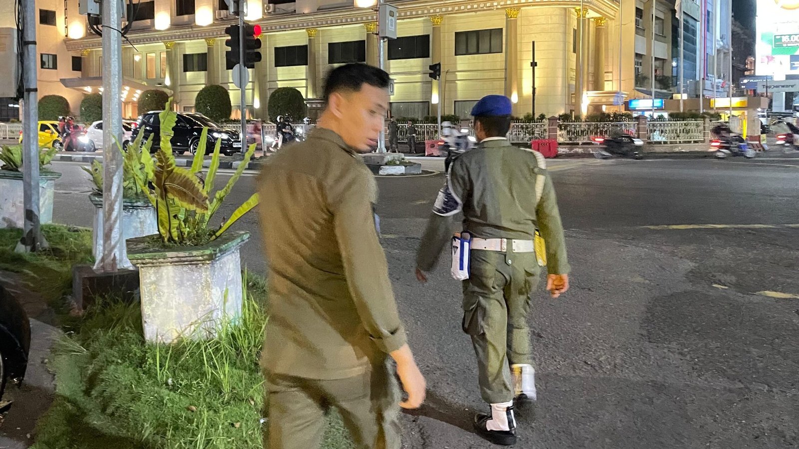 Anggota Satpol PP Kota Pontianak saat menggelar monitoring dan patroli rutin di sejumlah titik persimpangan traffic light.