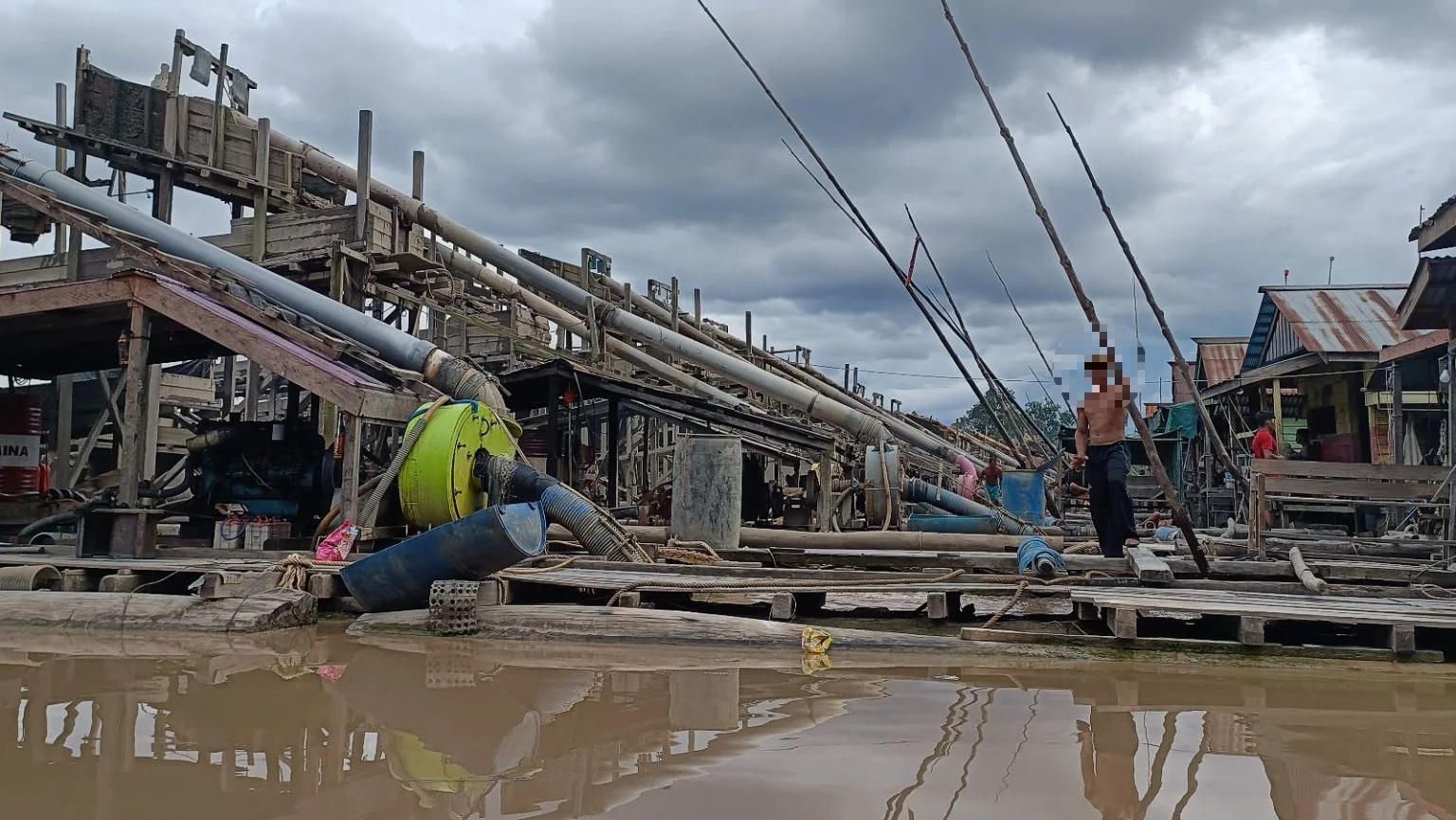 Ilustrasi - Seorang pekerja tambang rakyat sedang berada di lokasi pertambangan. Ditengah dilema aktivitas Pertambangan Emas Tanpa Izin (PETI) yang menjadi mata pencaharian ratusan ribu keluarga di Kalbar. (Dok. Faktakalbar.id)