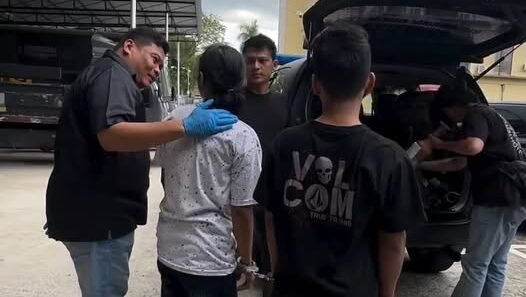 Dua pelaku spesialis pencurian katalis Grand Max saat digelandang oleh polisi di Mapolresta Pontianak.