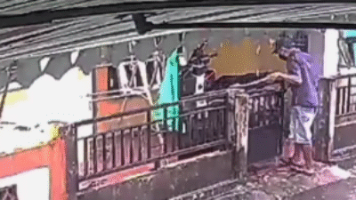 Tangkapan layar dari kamera CCTV menunjukkan pelaku sedang membuka gerbang rumah sebelum membawa kabur sepeda motor korban di Pontianak.