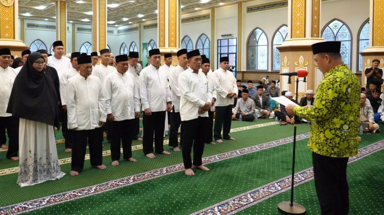 Ketua DPW DMI Kalimantan Barat, Ria Norsan, melantik Ketua DMI Kapuas Hulu periode 2025-2030.