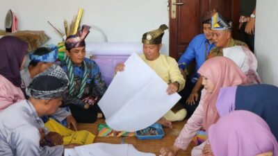 Suherman, pengelola Kampung Tanjak memperlihatkan cara melipat tanjak.