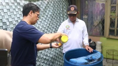 Dinas Kesehatan Kota Pontianak menggelar gerakan bersama Pemberantasan Sarang Nyamuk (PSN) di kawasan permukiman warga.