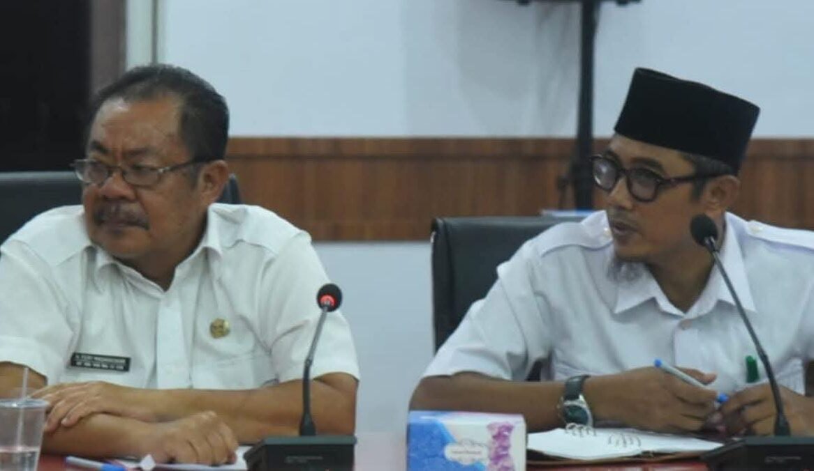 "Sekda Sambas Ferry Madagaskar dan Asisten II Pembangunan dan Perekonomian Pemkab Sambas Samekto Hadi Suseno saat memimpin rakor pendanaan Koperasi Desa Merah Putih, Rabu (3/9/2025). (Dok. DNS/Faktakalbar.id)"