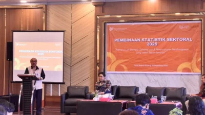 Sekretaris Daerah Kabupaten Sintang, Kartiyus, memberikan penjelasan dalam acara Pembinaan Statistik Sektoral yang bertujuan memperkuat komitmen "Satu Data Sintang" untuk pembangunan yang lebih akuntabel dan transparan.