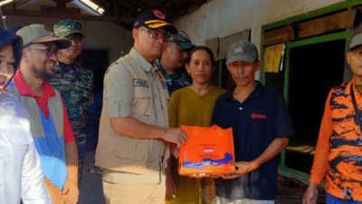 Direktur DSDD BNPB, Agus Riyanto (topi rompi cokelat) menyerahkan bantuan dasar kepada warga terdampak berupa sembako dan keperluan lainnya. (Dok. BNPB)