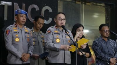 Brigjen Pol Trunoyudo Wisnu Andiko dan Komisioner Kompolnas Muhammad Choirul Anam saat memberikan keterangan pers terkait perkembangan kasus rantis tabrak ojol di Mabes Polri, Jakarta.