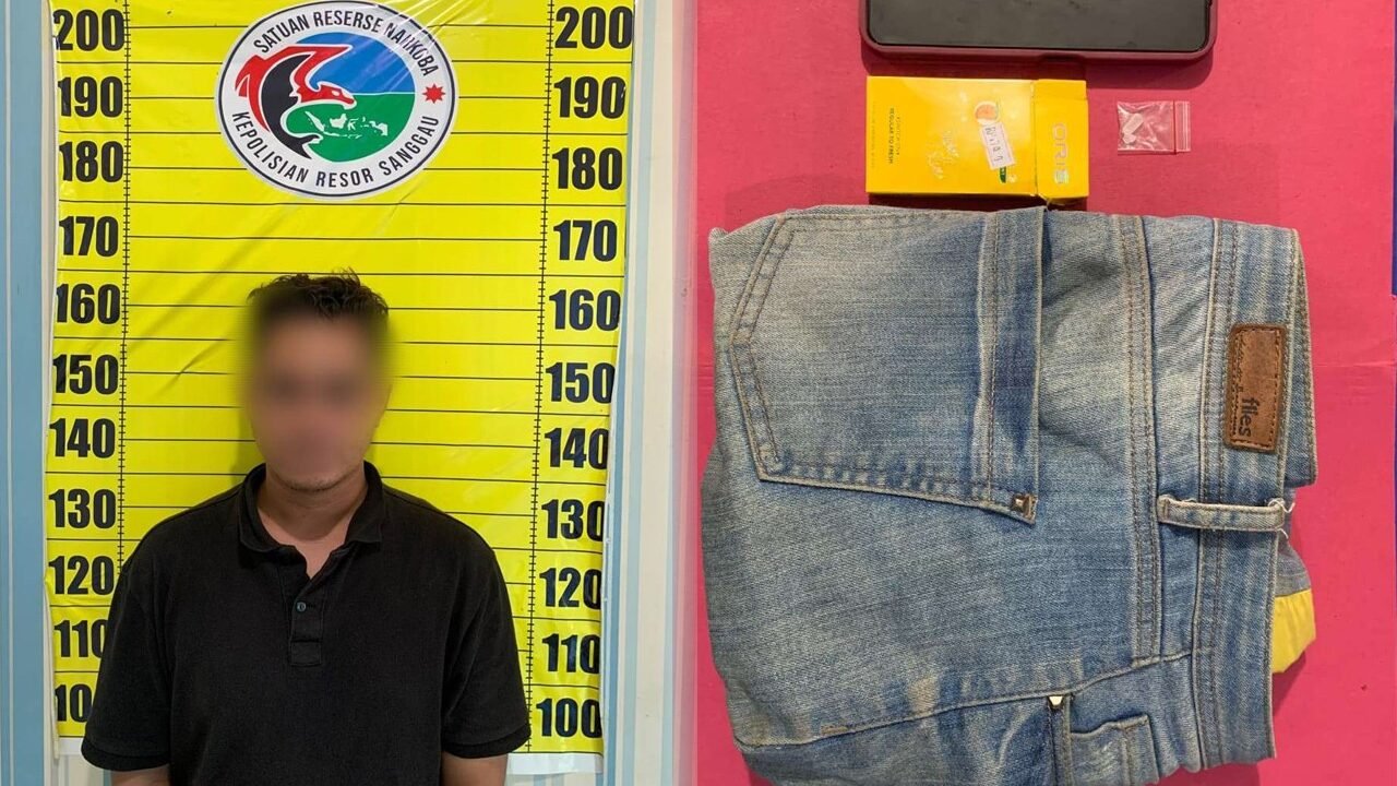EH seorang pria yang ditangkap oleh Satuan Reserse Narkoba Polres Sanggau karena kasus narkoba, bersama barang bukti yang ditemukan.