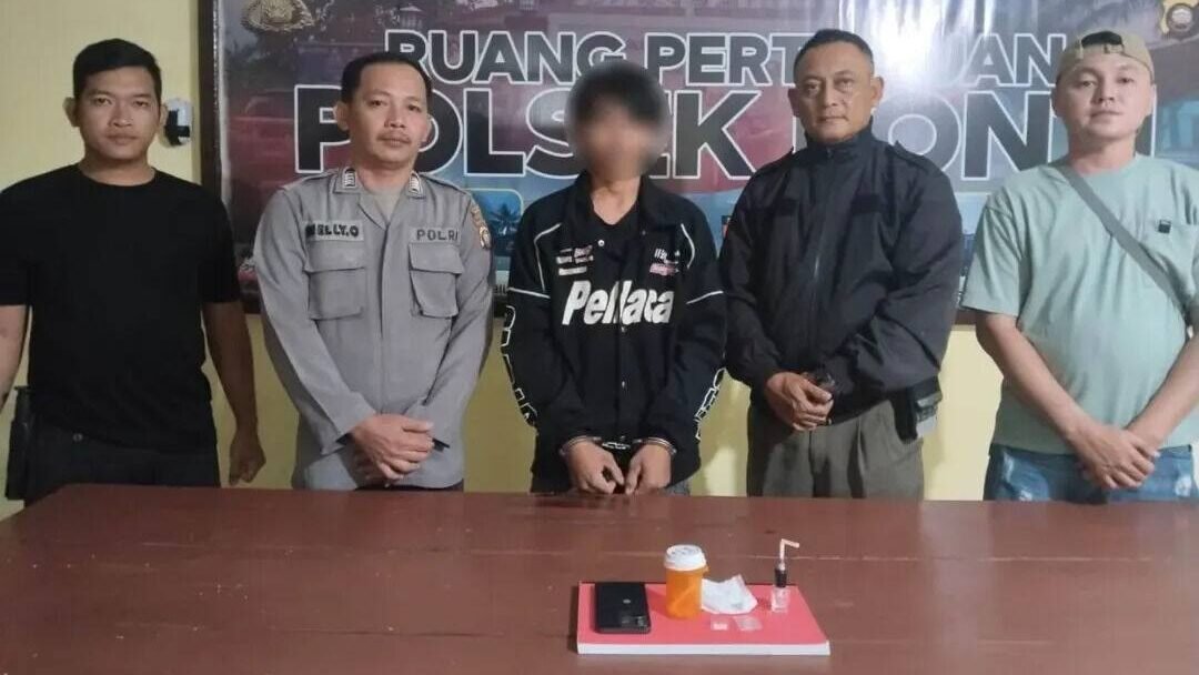 Petugas Polsek Bonti mengamankan terduga pelaku R (20) di rumahnya di Kecamatan Bonti, Sanggau, karena kedapatan memiliki narkotika jenis sabu.