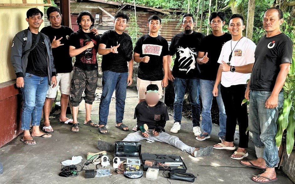 Petugas kepolisian dari Polres Kubu Raya sedang menginterogasi pelaku pencurian. (Dok. HO/Faktakalbar.id)